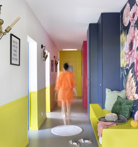 Couloir entrée couleurs vives jaune citron papier peint floral - Koloré architecte d'intérieur Toulouse