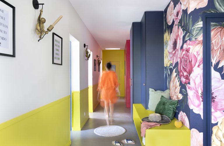 Couloir entrée couleurs vives jaune citron papier peint floral - Koloré architecte d'intérieur Toulouse