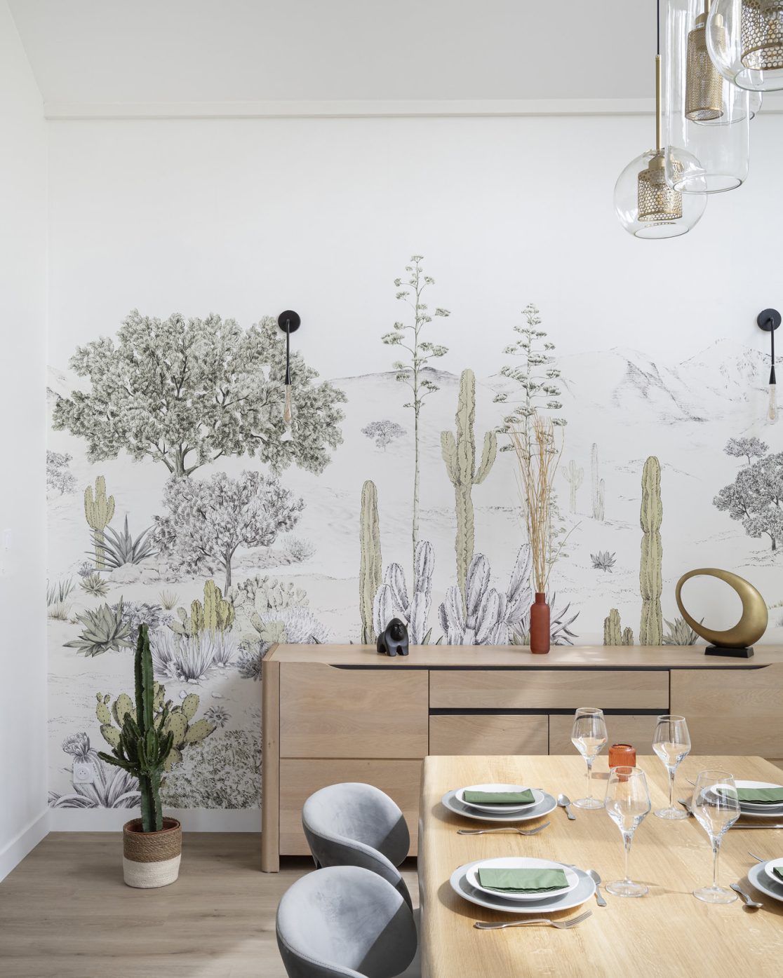 Salle à manger rénovée avec papier peint cactus et buffet en chêne – projet Koloré, architecte d'intérieur Toulouse