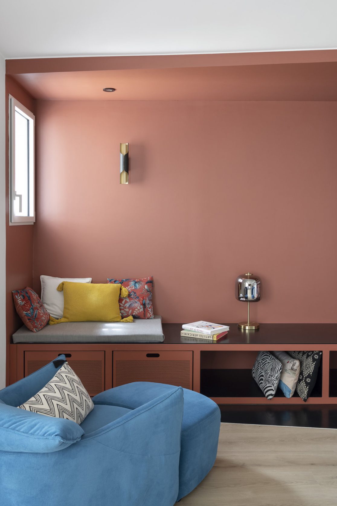 Détail banquette intégrée et rangements sur mesure dans niche terracotta – Koloré, Toulouse