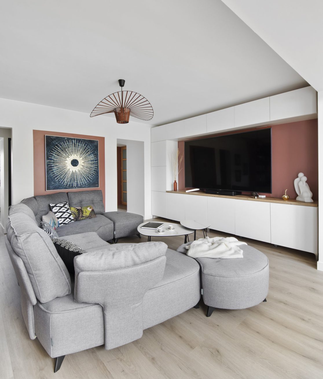 Meuble TV intégré laqué blanc et chêne avec niche terracotta – projet Koloré