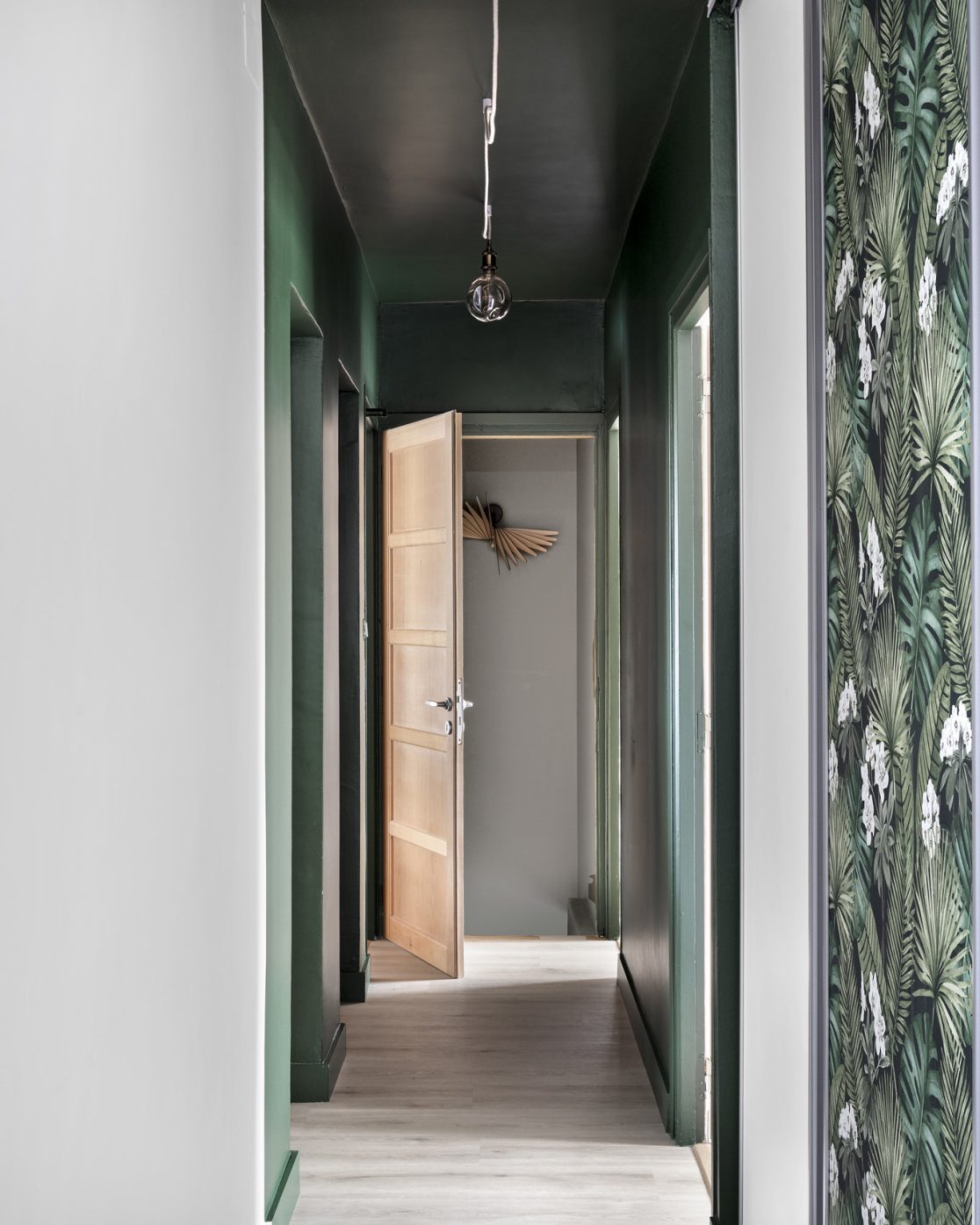 Couloir peint en vert foncé avec papier peint tropical – décoration d'intérieur par Koloré, Toulouse
